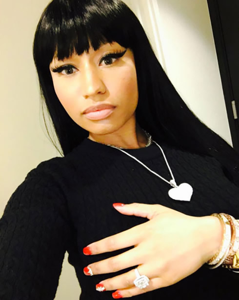漂亮! Nicki Minaj在指甲上也镶钻配合着那个超级大钻戒..相得益彰 (5张照片)