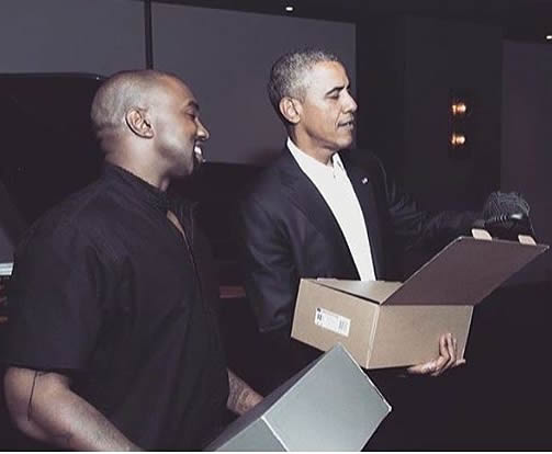 里程碑意义! Kanye West把他牛逼鞋子亲自送到了美国总统奥巴马手里..总统打量了一番..真不错 (照片)