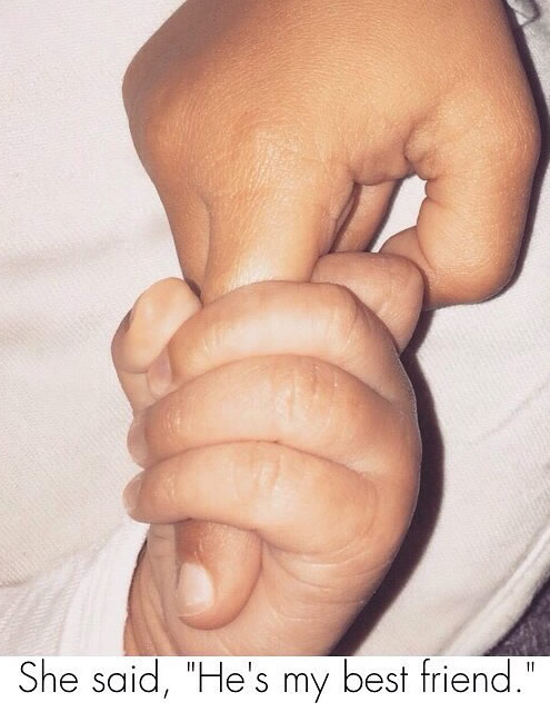 暂时还看不到Kanye West儿子圣西Saint West脸部照片, 但已经可以看到他的小手握住姐姐的大手 (照片)
