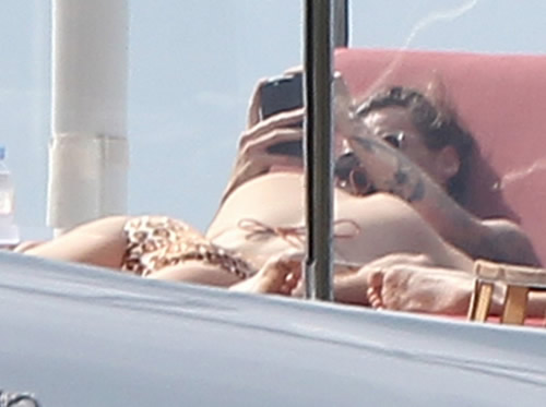 火辣!! 卡戴珊妹妹Kendall Jenner和绯闻男友Harry Styles在游艇亲密接触..过程很Hot (必看5张照片)