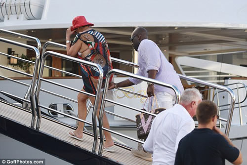OMG!! 卡戴珊妈妈Kris Jenner上船走光..里面穿的是T字型, 男友连忙帮她拉下衣服遮一遮 (4张照片)