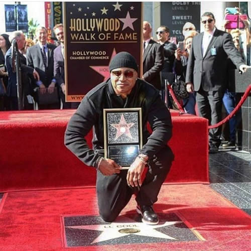 嘻哈界新荣誉..嘻哈传奇LL Cool J在好莱坞星光大道上拥有了属于自己的Star..他跪着领奖 (照片)