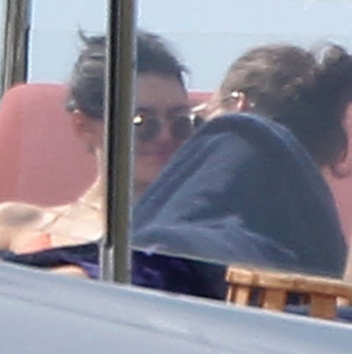 火辣!! 卡戴珊妹妹Kendall Jenner和绯闻男友Harry Styles在游艇亲密接触..过程很Hot (必看5张照片)