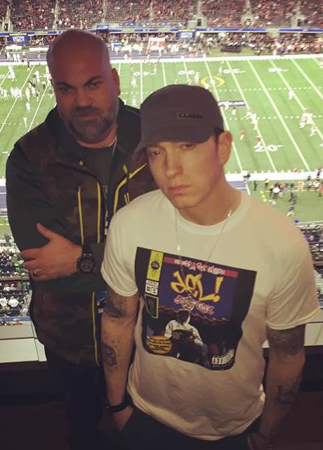 新年快乐! 宅男Eminem和好基友Paul一起在半空中看橄榄球比赛 (照片)