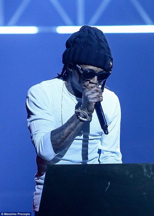 Lil Wayne气炸了..米兰时装周怒摔话筒！离开舞台..原因是台下观众太冷淡? 还是? (视频)