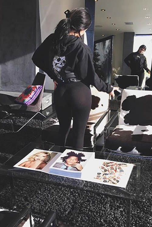 没有Tyga的日子里..18岁的Kylie Jenner向她的5千万粉丝展示性感大臀 (照片)
