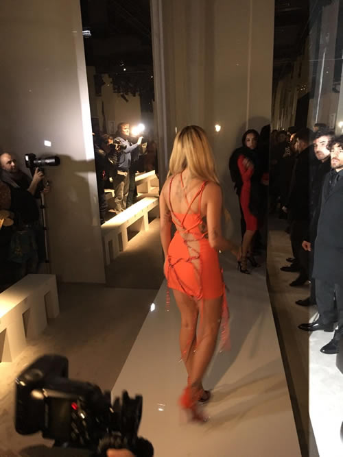 Sexy到流口水..Rita Ora这样出席巴黎时装周..里面到底有没有穿?  (4张照片)