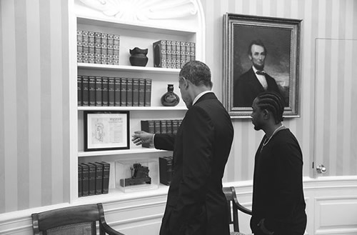 Kendrick Lamar和美国总统奥巴马Obama一起坐在白宫办公室 (照片)