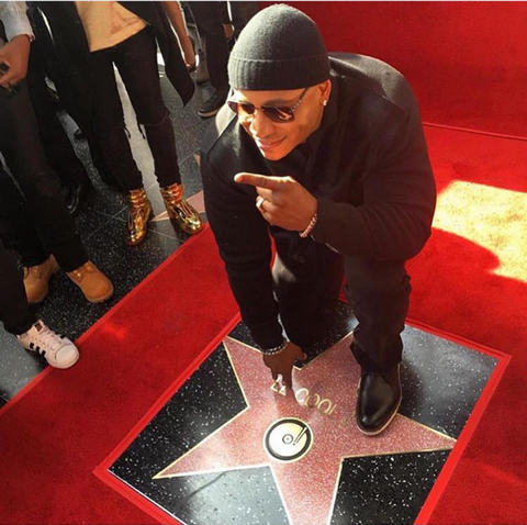 嘻哈界新荣誉..嘻哈传奇LL Cool J在好莱坞星光大道上拥有了属于自己的Star..他跪着领奖 (照片)