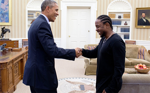 Kendrick Lamar和美国总统奥巴马Obama一起坐在白宫办公室 (照片)