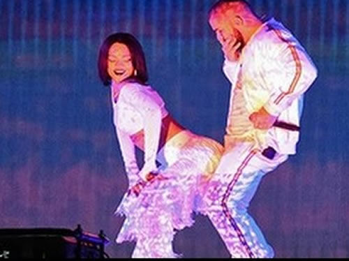 胸闷..这是Travis Scott看到会气死的画面之一..情敌Drake摸他女友Rihanna大臀画面被大家调侃 (照片)