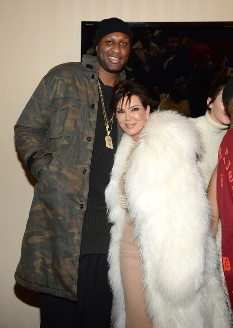 精神非常好..这是奥多姆Lamar Odom大病后第一次和卡戴珊家族公开亮相..为了报答Kanye West (照片)