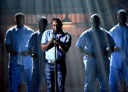 爆炸性演出..Kendrick Lamar在2016格莱美颁奖典礼表演The Blacker the Berry和Alright (视频)