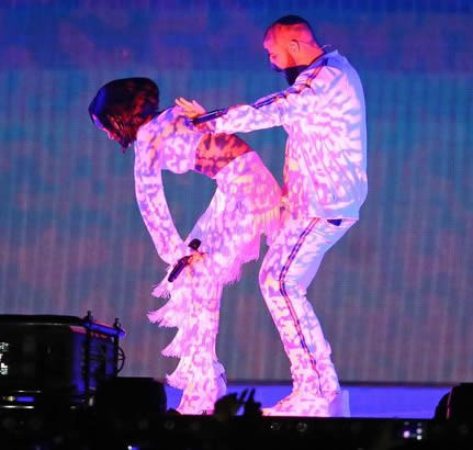 胸闷..这是Travis Scott看到会气死的画面之一..情敌Drake摸他女友Rihanna大臀画面被大家调侃 (照片)