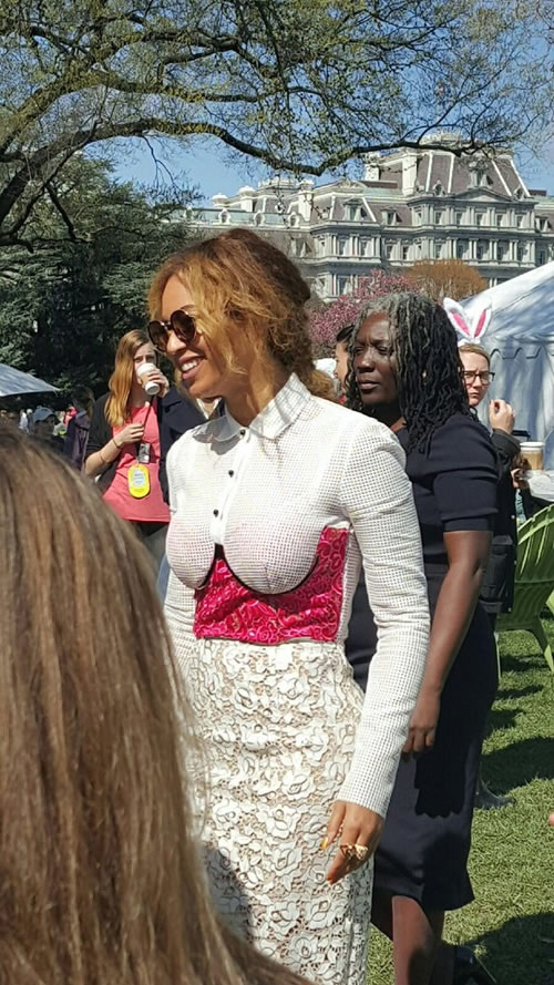 做明星真难..Beyonce这么穿出现在白宫举办的孩子活动上, 被指责穿得太裸露 (照片)