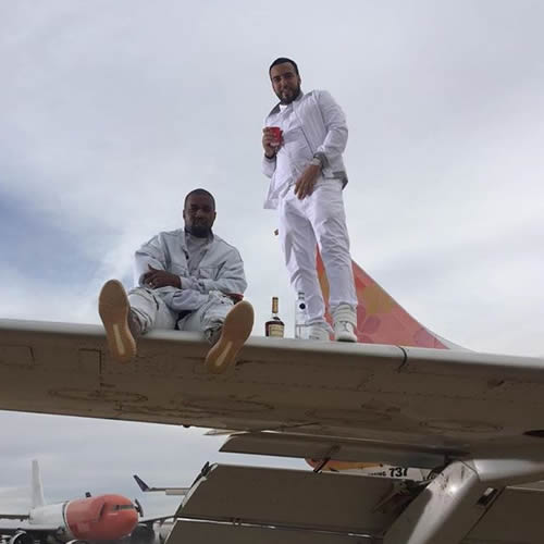 最屌的耍酷! Kanye West和好兄弟站在机翅膀上耍屌喝老酒..他们玩得起 (照片)