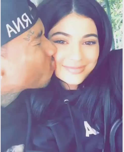 最幸福又特别的吻! Tyga和Kylie Jenner越来越甜蜜..他吻得有味道, 她笑开了花 (短视频)