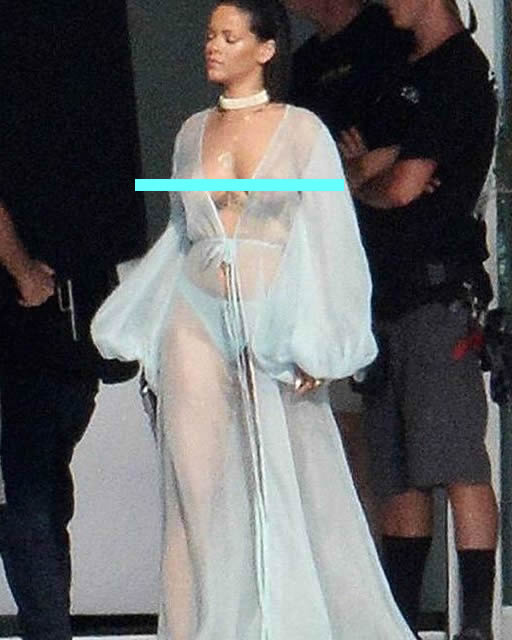 Wow!! Rihanna玩Sexy玩凶到极致..全裸上身穿丁字裤透视装基本都展示光..还拿手枪 (照片)