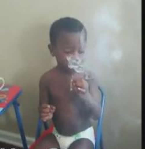 震惊!!! 父亲居然教3岁儿子抽大麻..并录像在脸书上放出视频..这世界怎么了? (短视频)