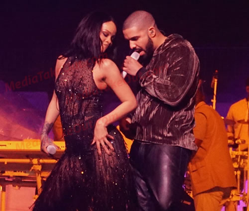 会玩..Drake和旧爱Rihanna在舞台继续玩刺激动作..RiRi只穿丁字裤+透视装 (照片)