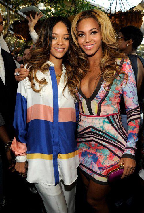 紧张! Jay Z旁边的两位女人Beyonce和Rihanna受到对方粉丝团的猛烈攻击..原因曝光 (图片)