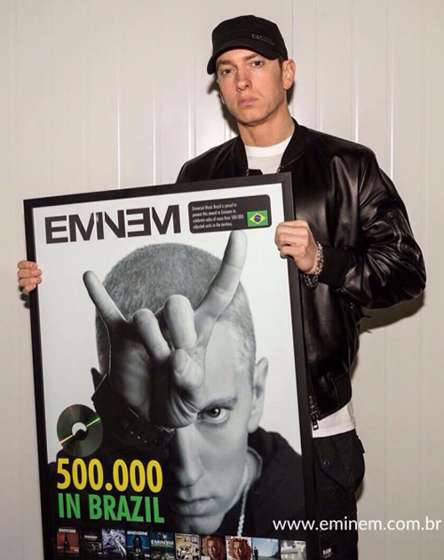 Eminem火到全世界各个角落..Slim Shady手拿认证大奖牌再次证明了自己 (照片)