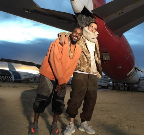 最屌的耍酷! Kanye West和好兄弟站在机翅膀上耍屌喝老酒..他们玩得起 (照片)