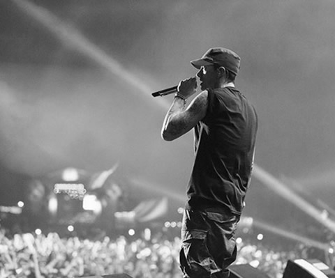 传奇人物去世..Eminem悼念..Rap God是这么说的 (照片)