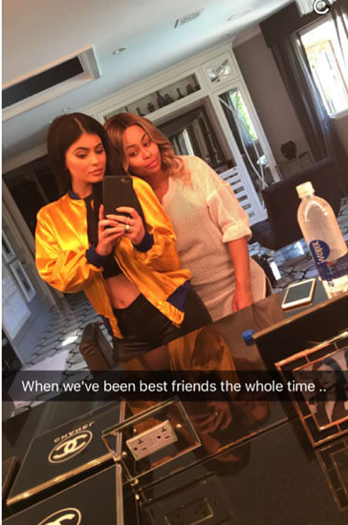 难以置信! Kylie Jenner和曾经的仇敌Blac Chyna居然站一起自拍..然后声称她们是最好朋友..Tyga是大赢家 (照片)