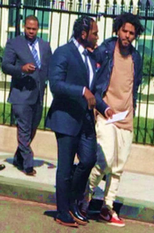 这就是J. Cole! 当其他说唱歌手穿正装准备见美国总统奥巴马时, 他却穿得非常休闲 (照片)