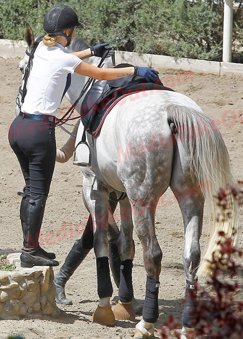 尼克·杨后悔是肯定的..看看Iggy Azalea完美骑马身材..这是受伤后的她 (照片)