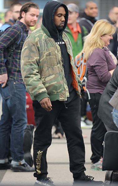 脱了! Kanye West大秀新的YEEZY BOOST鞋子..看起来很Fresh! (照片)