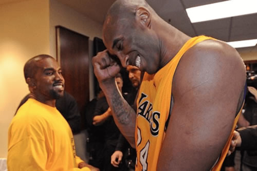有粉丝大喊Kanye West的名字之后..Yeezy却给了一个大大的哈欠看起来像是在回应 (短视频)