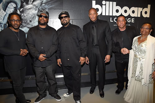 N.W.A终于进入摇滚名人堂..这是当天现场发生的..Dr.Dre带着妻子来了..Eazy E母亲来了..Kendrick Lamar引介 (10张照片) 