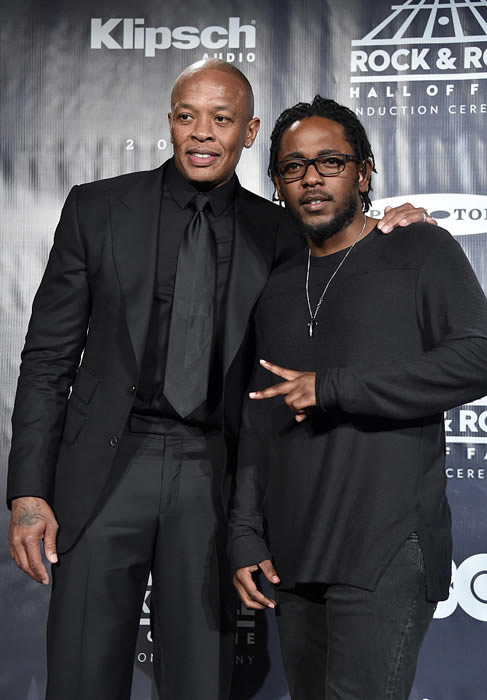 N.W.A终于进入摇滚名人堂..这是当天现场发生的..Dr.Dre带着妻子来了..Eazy E母亲来了..Kendrick Lamar引介 (10张照片) 