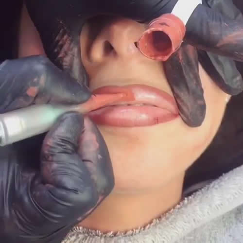 夸张!! 女子给嘴唇纹身..这辈子可以省下买口红的钱了 (短视频)
