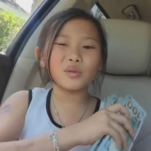 WoW!! 这位亚裔小女孩牛x..手拿一捆百元美钞翻唱说唱歌曲..表情动作说唱技能都到位 (短视频)
