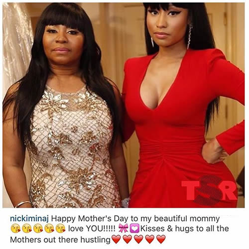 一个模子出来的..看看Nicki Minaj和她母亲对比..双胞胎 (照片)