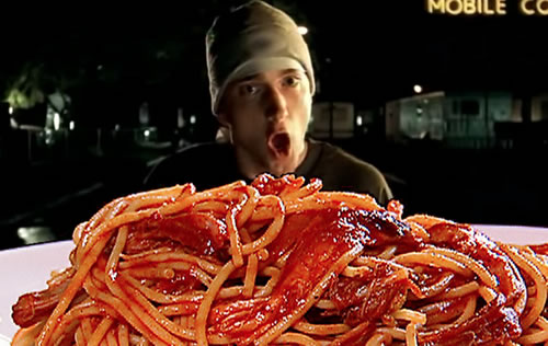特别! Eminem在母亲节推出Mom’s Spaghetti主题T恤..感谢妈妈 (照片)