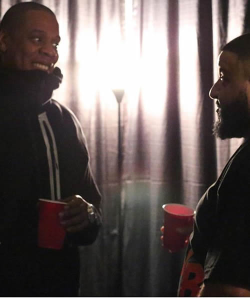经典的瞬间..经常严肃的大佬Jay Z面对好兄弟DJ Khaled的时候原来是这样的“人”..Ha! (照片)