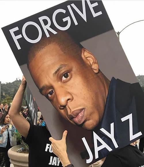 太糟糕了! 原谅Jay Z出轨? Beyonce歌迷在演唱会现场举出这样大大的牌子..夫妇都尴尬 (详细报道/照片)