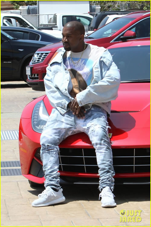 这个有点帅! Kanye West坐在红色法拉利上面..放出双中指摆Pose..配上着装太过有型 (6张照片)