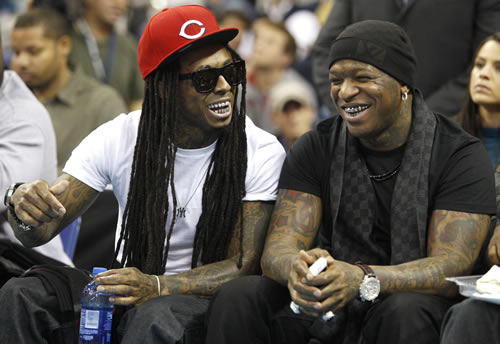 Shit!! 搞不好了..Lil Wayne和大老板Birdman依旧不和谐..鼓动全场歌迷把Cash Money一起拖下水..骂得真难听
