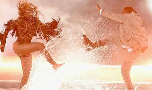 不用争了! 这是今年最具爆炸性冲击力的联合演出..女王Beyonce和说唱新王者Kendrick Lamar献上 (视频)