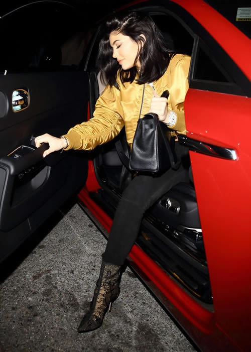 What?! Tyga前女友Kylie Jenner与姐姐Khloe卡戴珊前男友说唱歌手一起出入夜店 (照片)