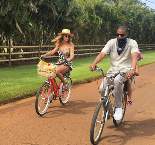忘了那些街头Gangsta吧..嘻哈大亨Jay Z在夏威夷变成Gangsta低调地骑自行车 (4张照片)