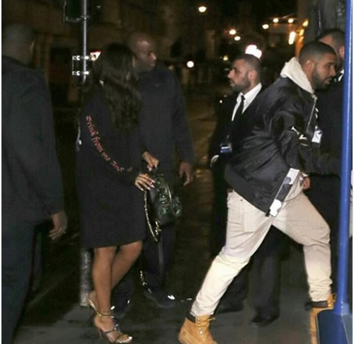 这对难舍难分的情侣..Drake在Rihanna演唱会舞台上直接搂她抱她..然后还够污的 (必看短视频/照片)