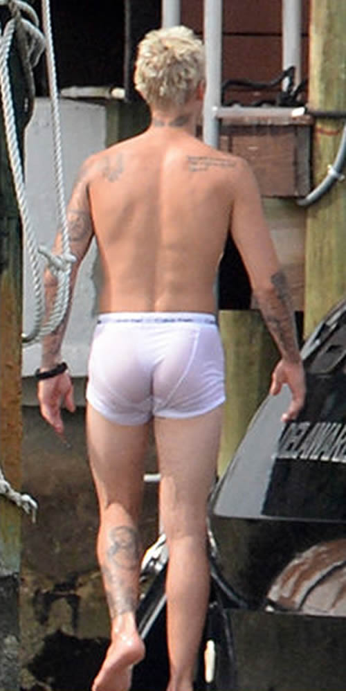 Justin Bieber再给女粉丝超级福利..脱了只剩湿透内裤 (2张照片)