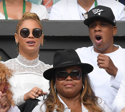 这发生在嘻哈界..Jay Z和Beyoncé是地球上赚得最多的明星夫妇..而Hov输给了老婆