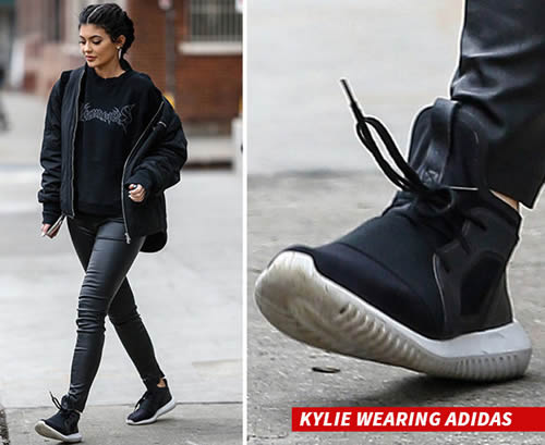 钱给的不够还是? Kylie Jenner与PUMA签约却还穿别人的鞋子 (照片)